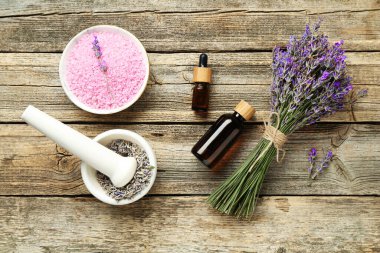 Lavanta özü yağ ve çiçeklerle bezenmiş düz bir bileşim