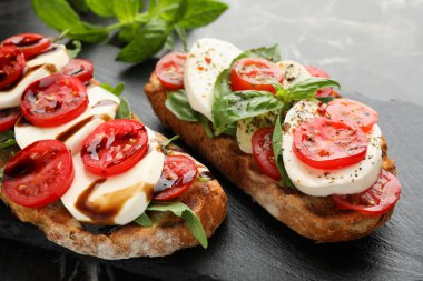 Peynirli, domatesli ve fesleğenli lezzetli sandviçler.