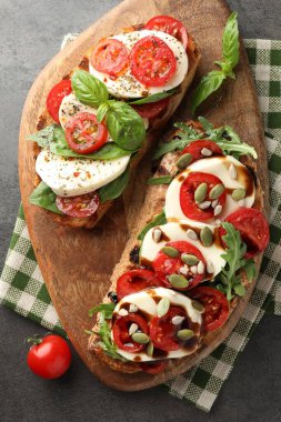 Mozarella peynirli ve domatesli lezzetli sandviçler.