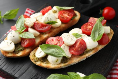 Mozarella peynirli, domatesli ve fesleğenli lezzetli sandviçler.