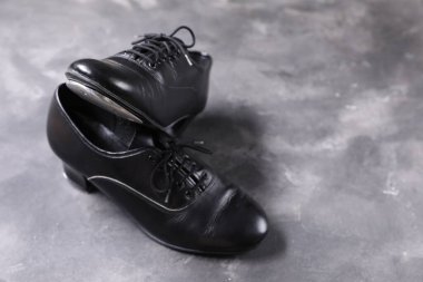 Gri yüzeyde step dansı için bir çift ayakkabı, yakın plan. Metin için boşluk