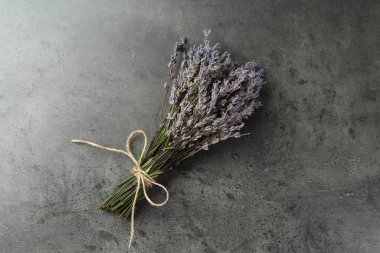 Gri masadaki kokulu lavanta çiçekleri.