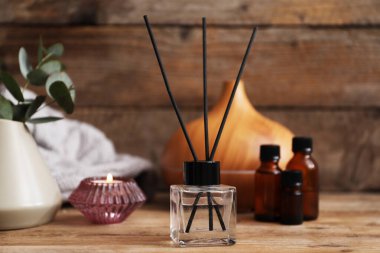 Tahta masada sazlık spa kompozisyonu, yakın plan.