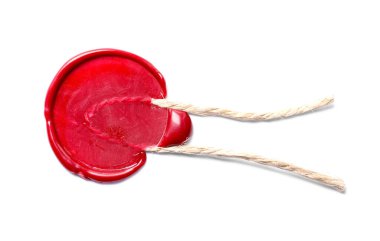 Beyaz üzerine izole edilmiş sicimle kırmızı balmumu mühür.