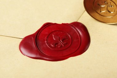 Üzerinde kırmızı balmumu mühür ve mühür olan güzel bir zarf.