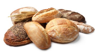 Beyaz arka planda farklı ekmek türleri ve dikenler