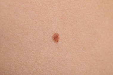 Vücudunda ben olan bir kadın, yakın plan.