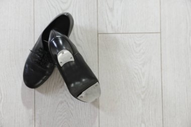 Zeminde step dansı için bir çift ayakkabı, üst manzara. Metin için boşluk