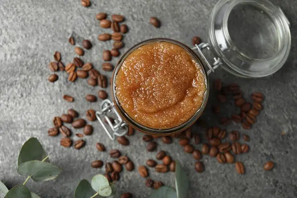 Cam kavanozda doğal vücut fırçası, kahve çekirdekleri ve okaliptüs dalları, düz uzanma.