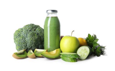 Cam şişedeki lezzetli meyve suyu ve beyaza izole edilmiş malzemeler.