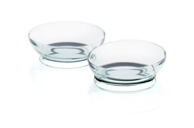 Beyaz üzerine izole edilmiş kontak lensler