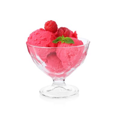 Lezzetli ahududu şerbeti, taze böğürtlen ve nane şekerli tatlı kasesi, beyaz üzerine izole edilmiş.