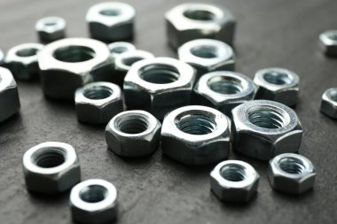 Siyah masada metal uğursuz fındık, yakın plan.