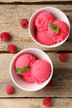 Nefis ahududu şerbeti, içinde nane ve ahşap masada taze böğürtlen var.