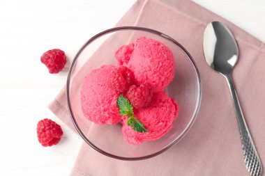 Lezzetli ahududu şerbeti içinde nane, kaşık ve taze böğürtlen beyaz ahşap masa, düz uzanmış