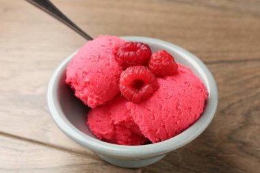 Ahşap masada taze böğürtlenli nefis ahududu şerbeti, yakın plan.