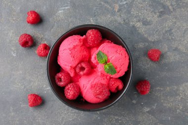 Lezzetli ahududu şerbeti, taze böğürtlen ve gri desenli masada nane şekeri.