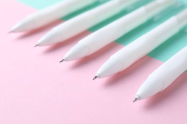Renk arkaplanındaki beyaz kalemler, yakın plan görünümü