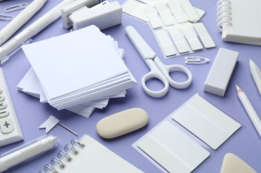 Menekşe arkaplan üzerinde farklı beyaz kırtasiye, yakın plan