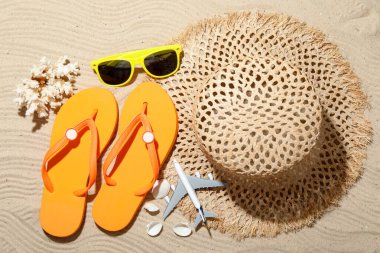 Yaz tatili zamanı. Plaj aksesuarları ve kumdaki oyuncak uçak, düz yatış.