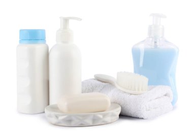 Birçok farklı bebek banyosu gereksinimleri beyaza izole edilmiş.