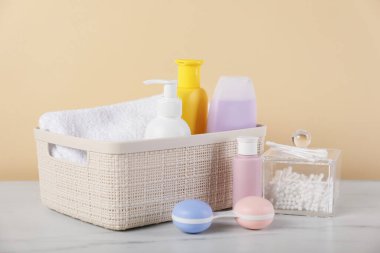 Bej arka planda farklı bebek aksesuarları