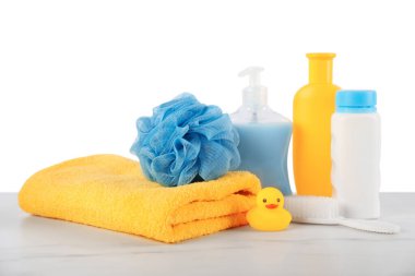 Masada beyaz arka planda farklı bebek aksesuarları