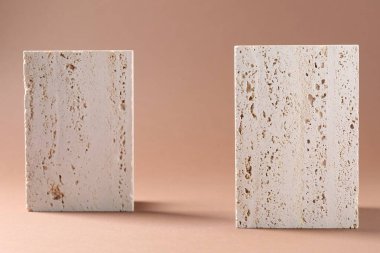 Terfi ettim. Kahverengi arkaplan üzerinde ürün sunumu için podyumlar, metin için boşluk