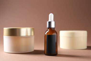 Terfi ettim. Kahverengi arka planda farklı kozmetik ürünleri, yakın plan