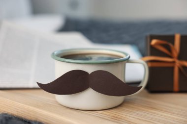 Babalar Günün kutlu olsun. Bıyıklı kupa ve hediye evde, yakın plan.