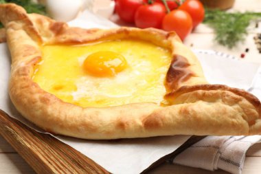 Peynirli ve yumurtalı leziz khachapuri, yakın plan.