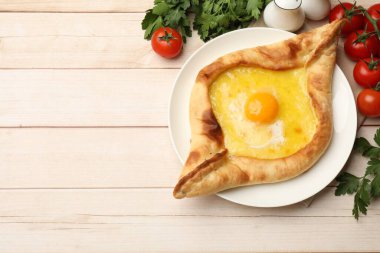 Tahta masada servis edilen peynir ve yumurtalı leziz khachapuri. Metin için boşluk