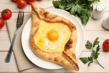 Tahta masada servis edilen peynir ve yumurtalı leziz khachapuri.