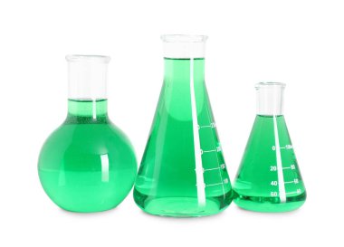Beyaz üzerine yeşil sıvı izole edilmiş farklı laboratuvar camları.