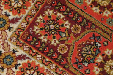 Arka plan olarak yumuşak kırmızı halı, üst manzara. Kullanılmış eşyalar