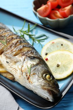 Baharatlı ve domatesli kızarmış deniz kabuğu balığı, yakın plan. Ev yapımı deniz ürünleri yemeği.