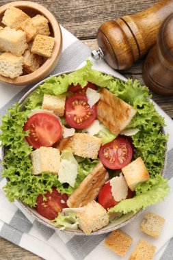Tahta masada servis edilen kıtır ekmekli leziz salata.