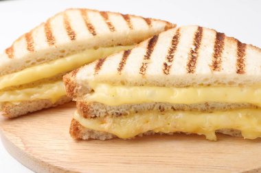 Eritilmiş peynirli lezzetli sandviçler, yakın plan.