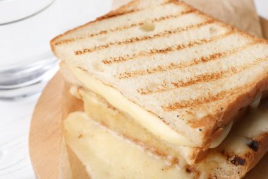 Eritilmiş peynirli lezzetli sandviç, yakın plan.