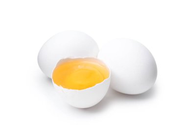 Tam ve kırılmış tavuk yumurtaları beyaza izole edilmiş.