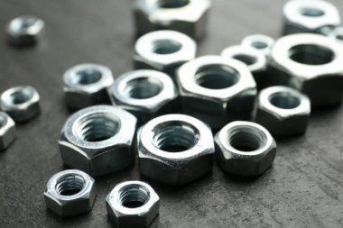 Siyah masada metal uğursuz fındık, yakın plan.