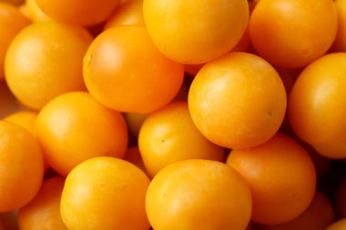 Arka plan olarak olgun sarı kiraz erikleri, yakın plan