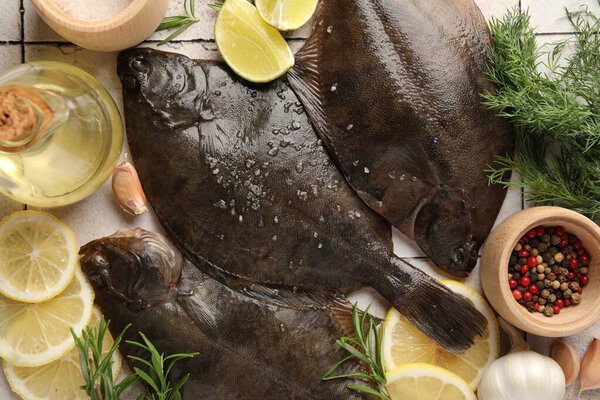 Сырая рыба и специи на светлом плиточном столе, плоская. Морепродукты