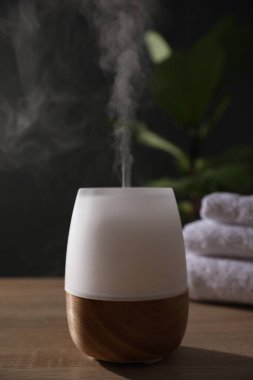 Ahşap masa üzerinde modern aroma lambası.