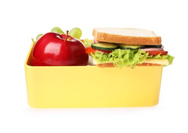 Lezzetli sandviç ve elmayla birlikte beyaz üzerine ayrılmış beslenme çantasını aç.