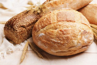 Tahta masada farklı ekmek ve buğday çivileri, yakın plan.