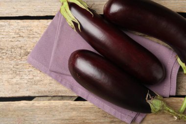 Olgun patlıcanlar ve havlular ahşap masada, düz yatıyordu.