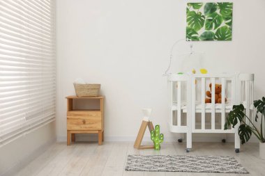 Beşik ve oyuncaklarla dolu bir bebek odası. İç tasarım