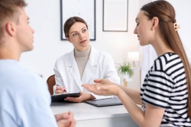 Tüp bebek (tüp bebek). Çiftin üreme kliniğinde doktorla randevusu var.