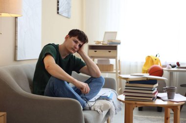 Kapalı alanda sınava hazırlanan yorgun öğrenci.